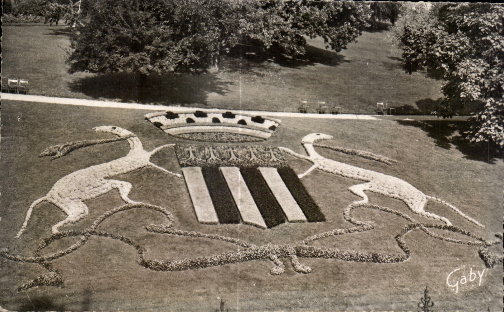 CPA Rennes Jardin du Thabor Parterre fleuri de l Ecusson