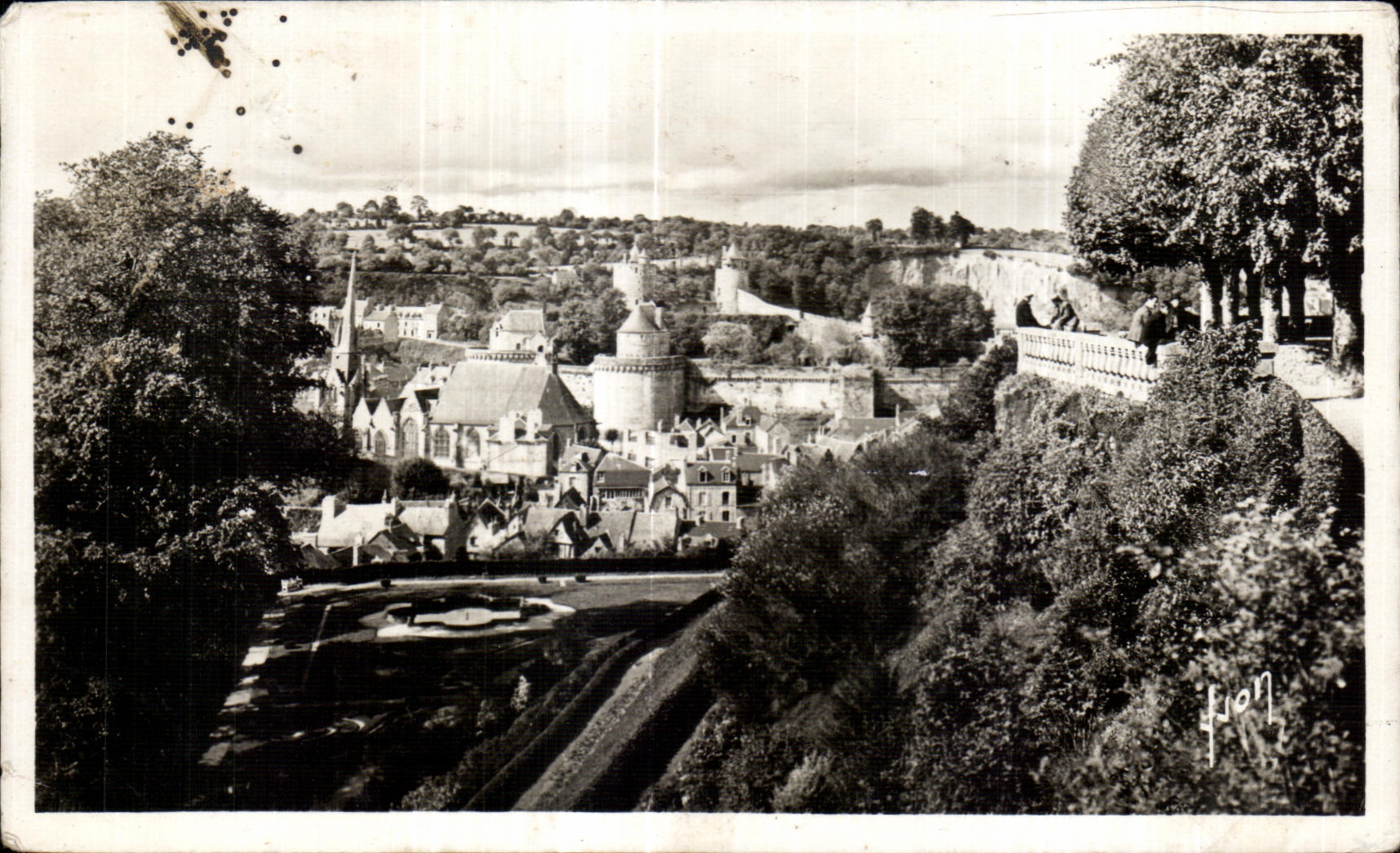 CPA Fougeres (Ille et Villaine) Le jardin public