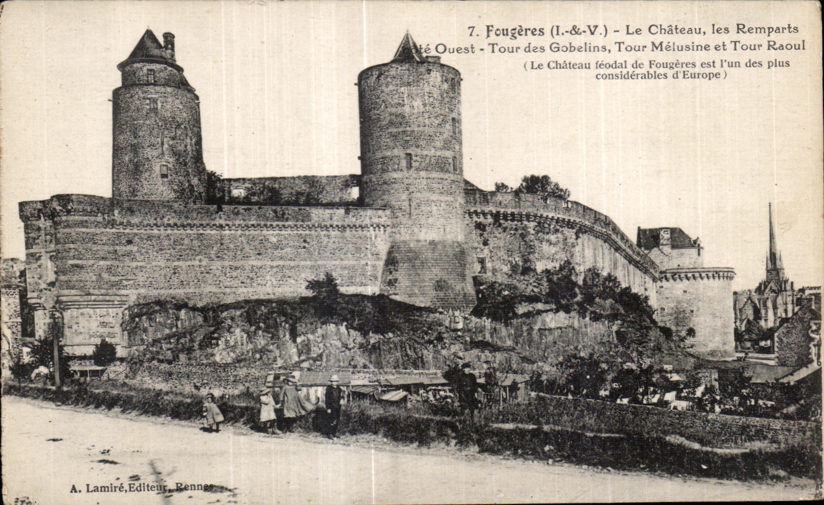 CPA Fougeres Le Chateau les Remparts Ouest Tour des Gobelins Tour Melusine et Tour Raoul Enfants