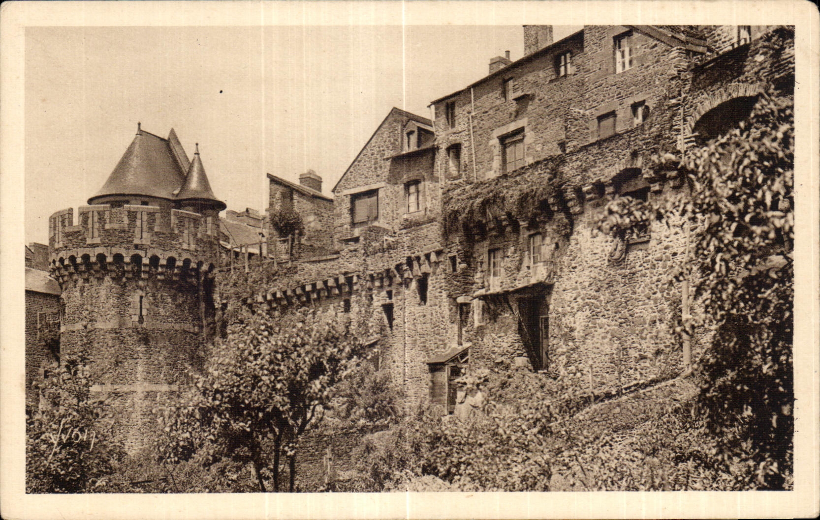 CPA La Douce France Bretagne Fougeres (Ille et Vilaine) Les Vieux Remparts (Cote Sud) et la Tour Nichot (XIII)