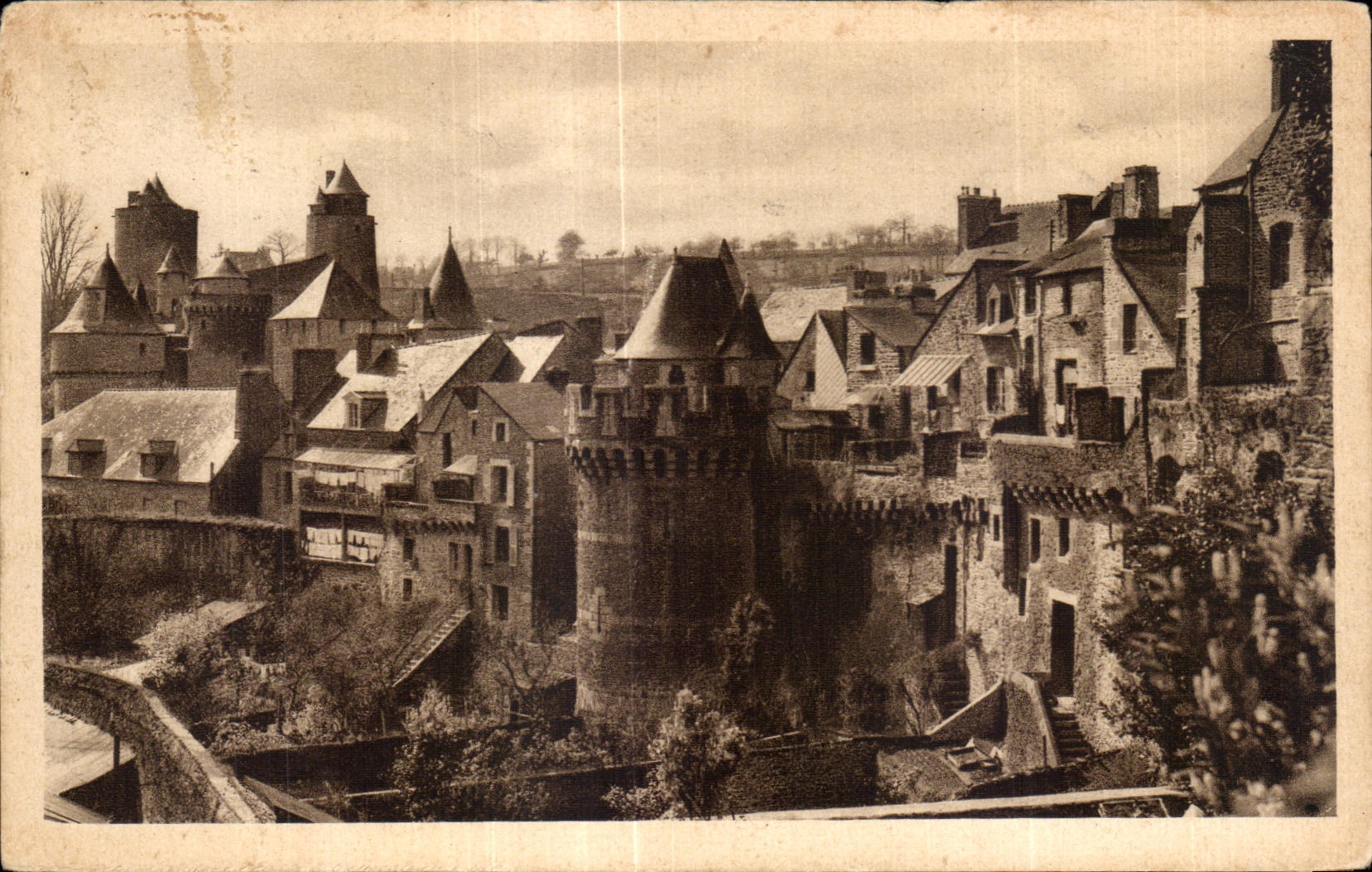 CPA Fougeres Le Chateau Remparts