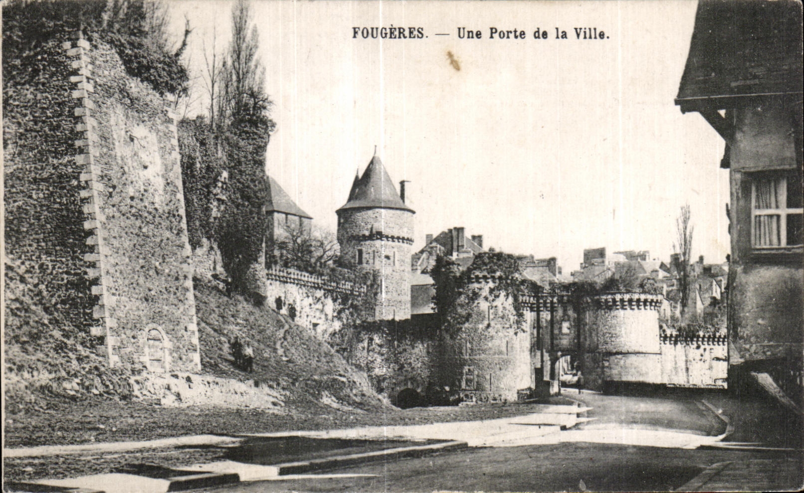 CPA Fougeres Une Porte de la Ville