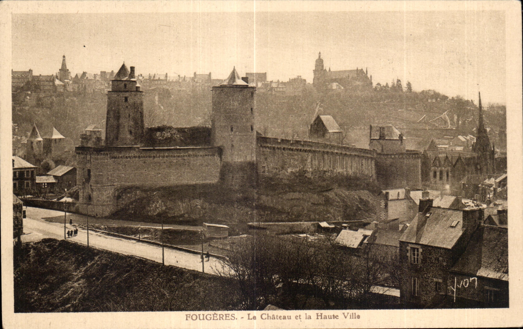 CPA Fougeres La Chateau et la Haute Ville