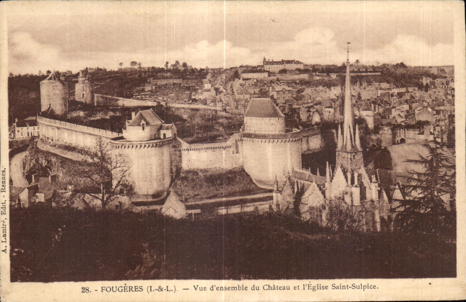 CPA Fougeres Vue d ensemble du Chateau et l Eglise Saint Sulpice