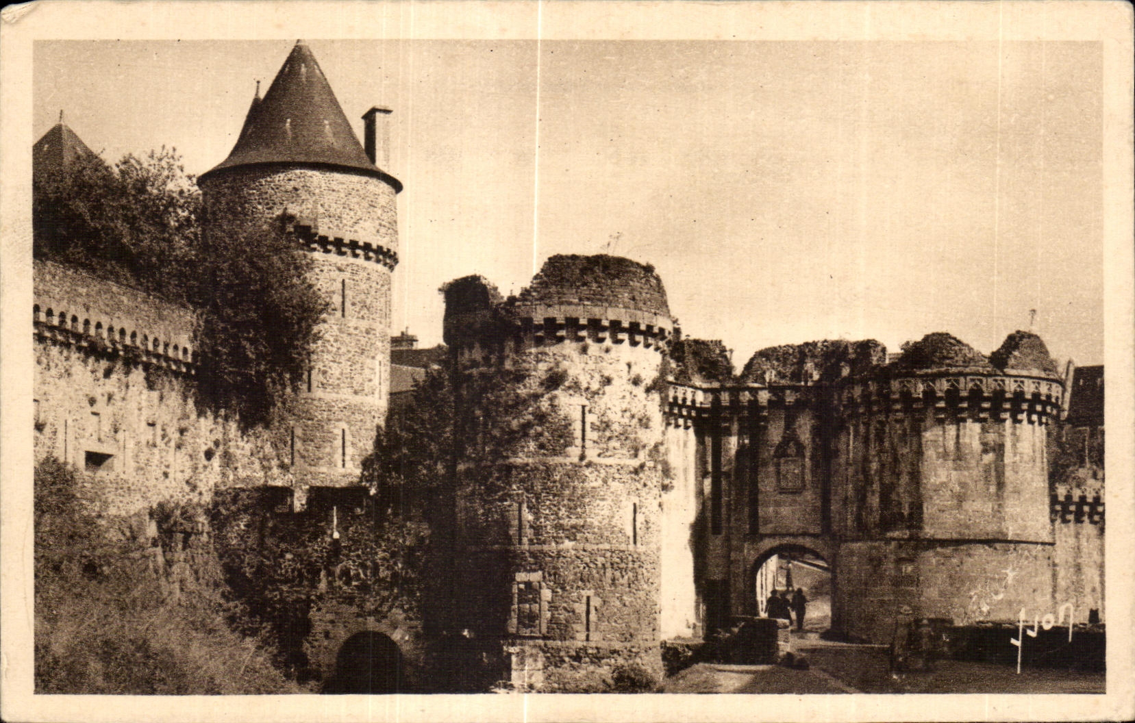 Helechos de CPA (Ille y Vilaine) la puerta del castillo nuestra senora