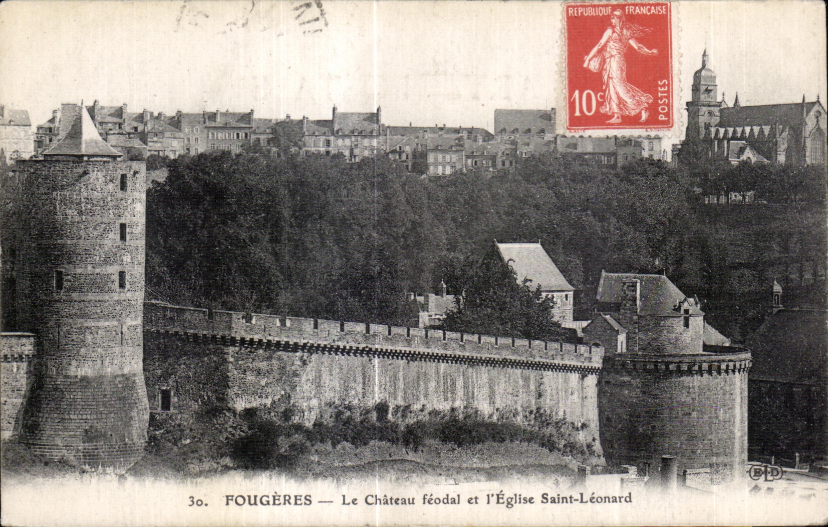 CPA Fougeres Le Chateau feodal et l Eglise Saint Leonard