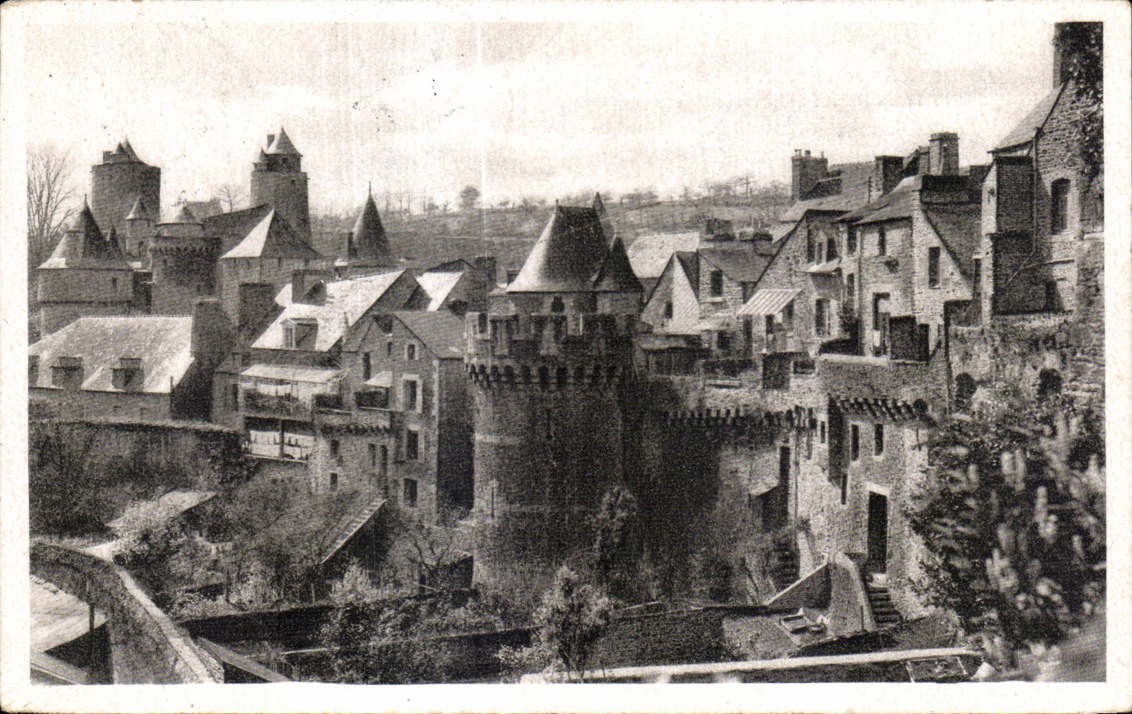 CPA Fougeres (Ille et Vilaine) Le Chateau Remparts de la Ville