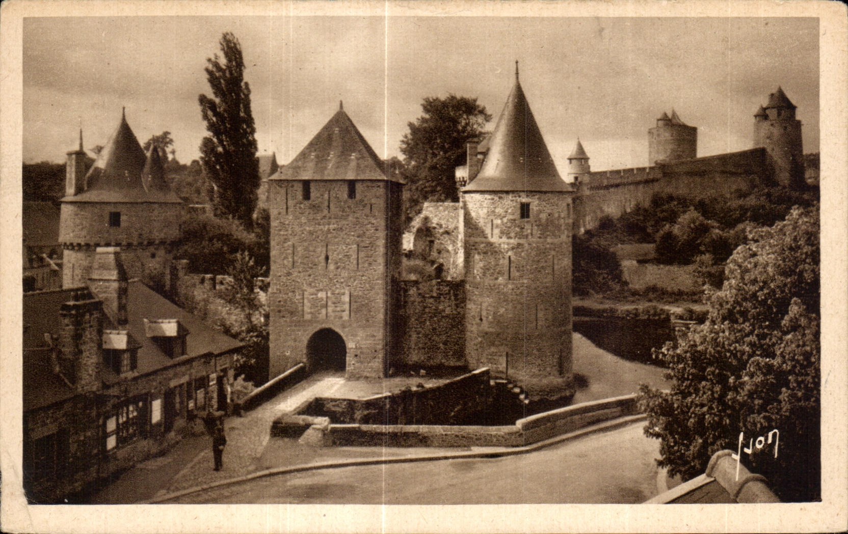 CPA Fougeres (Ille et Vilaine) Entree du Chateau