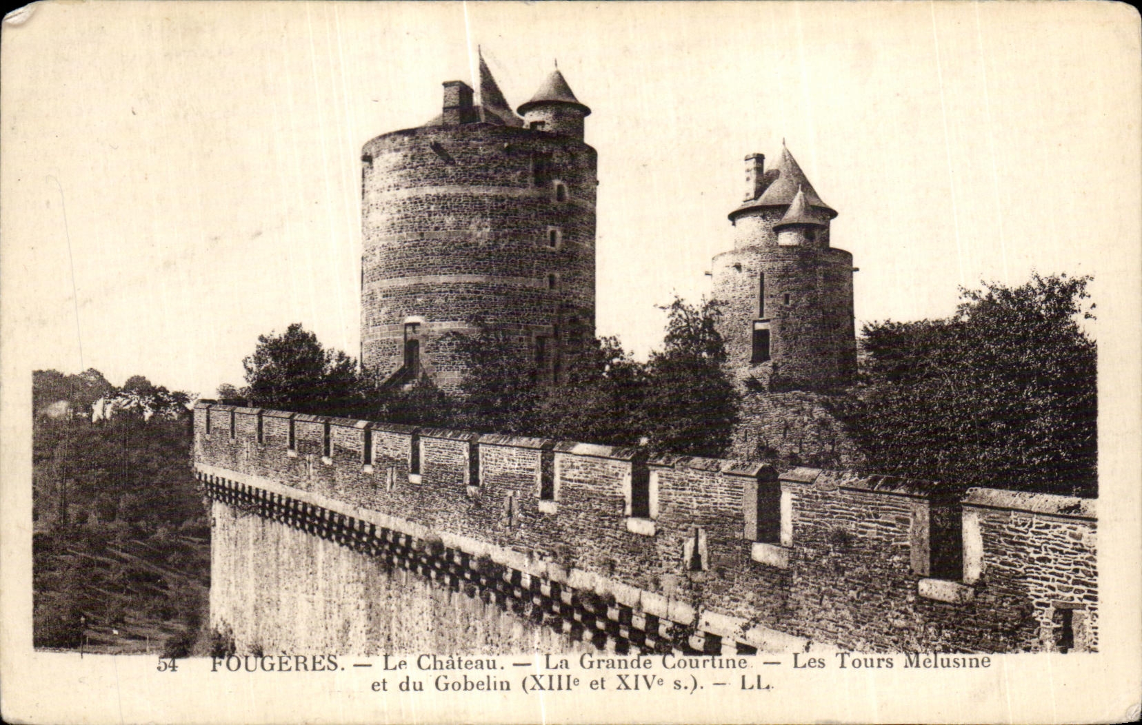 CPA Fougeres Le Chateau La Grande Courtine Les Tours Melusine et du Gobelin