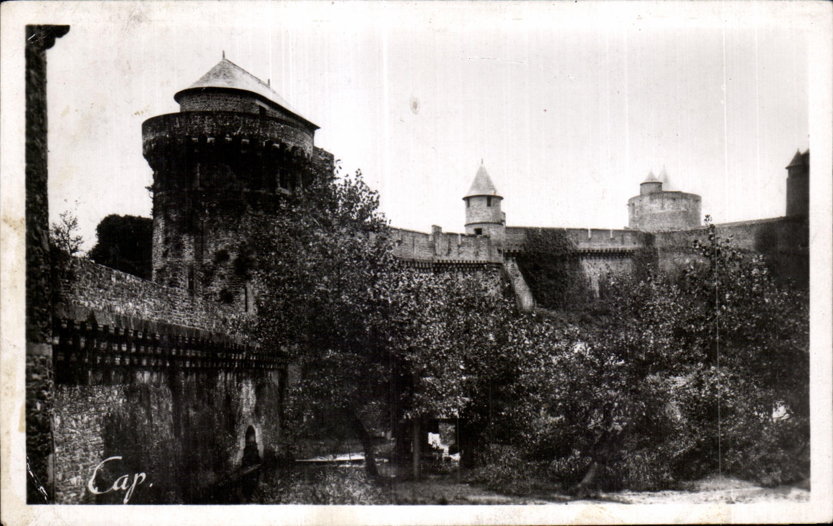 CPA Fougeres Le vieux Chateau Les Bords du Nancon