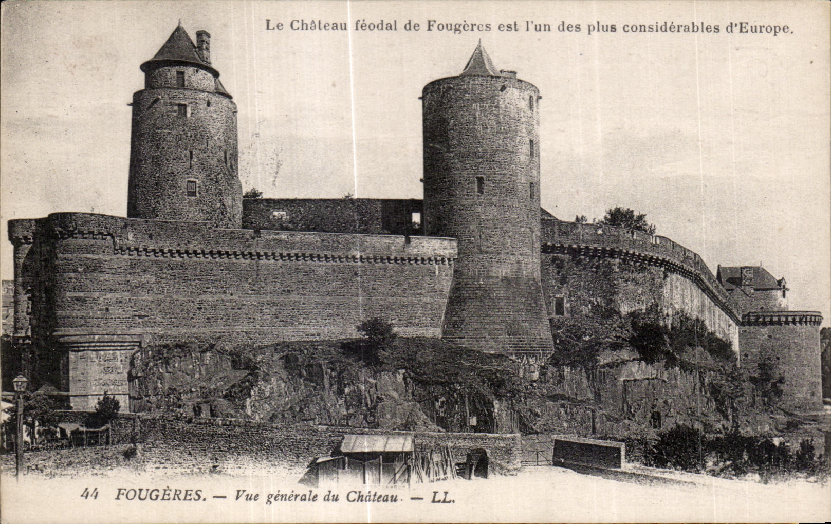 CPA Le chateau feodal de Fougeres est i un des plus considerables d Europe Fougeres Vue generale du Chateau