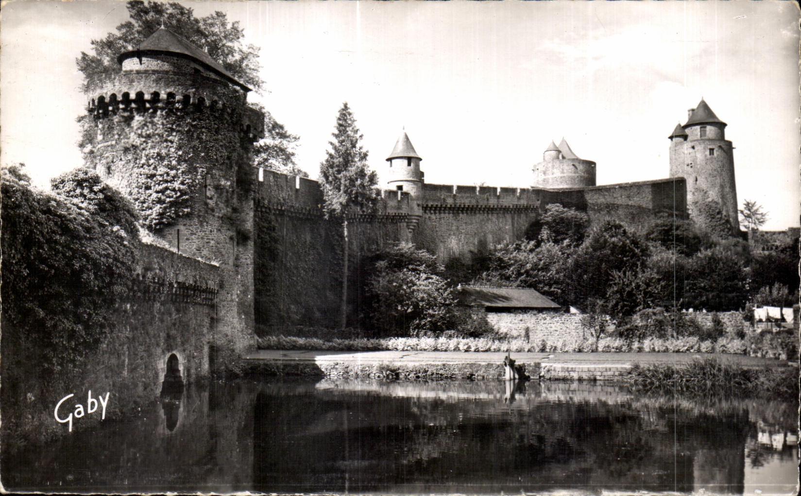 CPA Fougeres L Etang de la Couarde a droite de l Entree du Chateau qui es le plus important Monumant Historique de l Ou