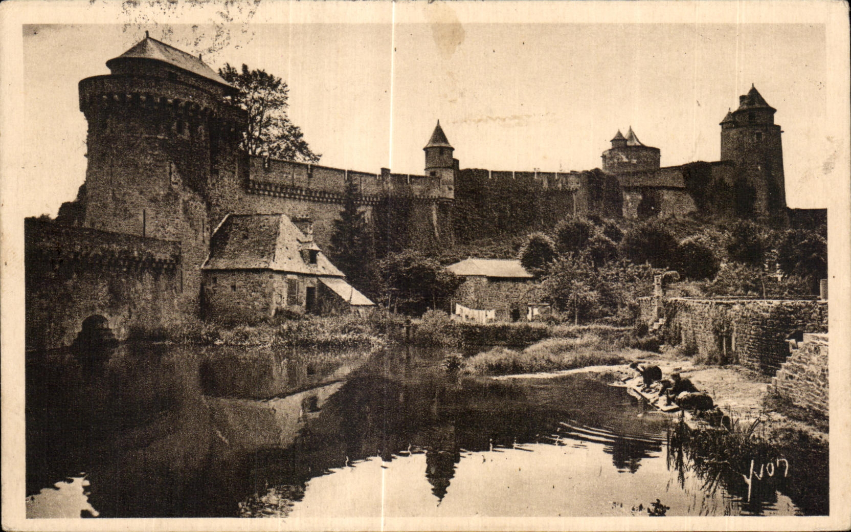CPA La Douce France Bretagne Fougeres Les Remparts Nord du Chateau Lavandiere Lavoir