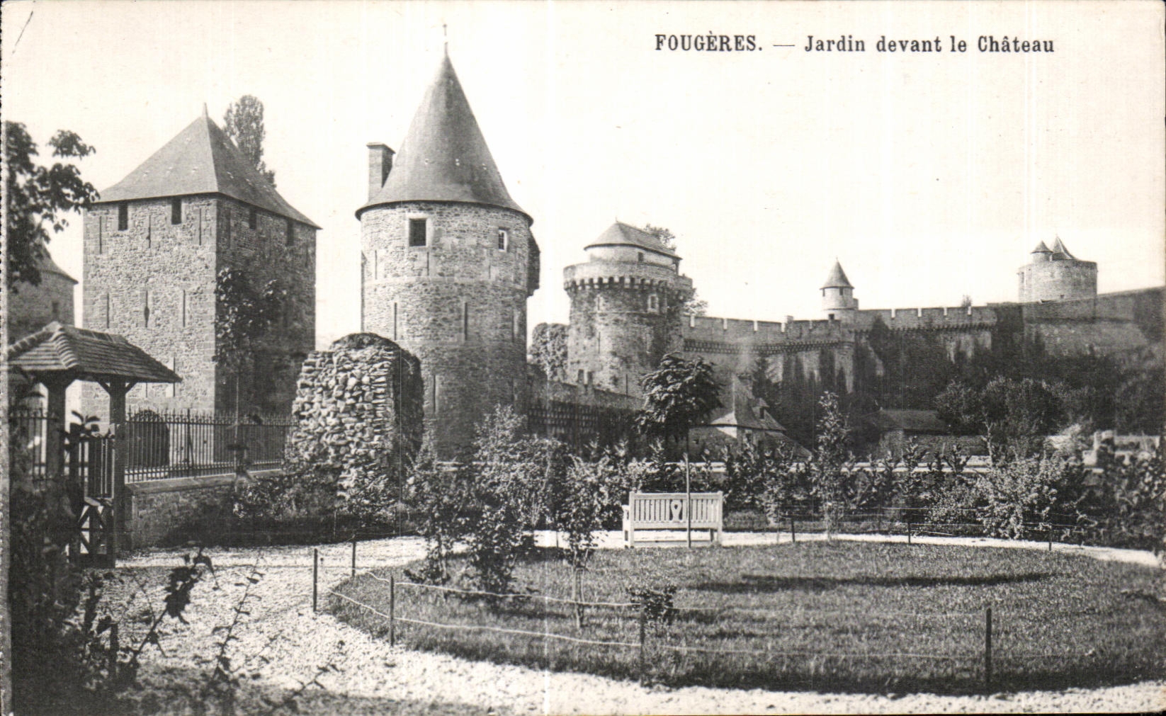 CPA Fougeres Jardin devant le Chateau