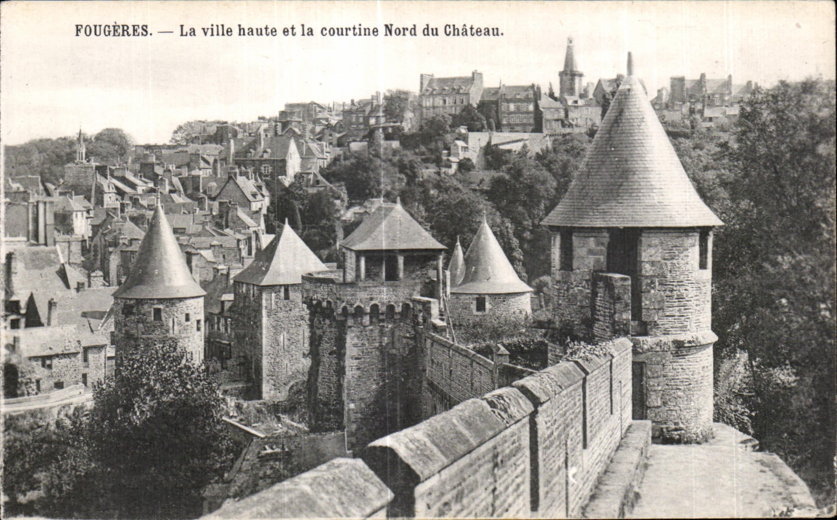 CPA Fougeres La Ville haute et la courtine nord du Chateau