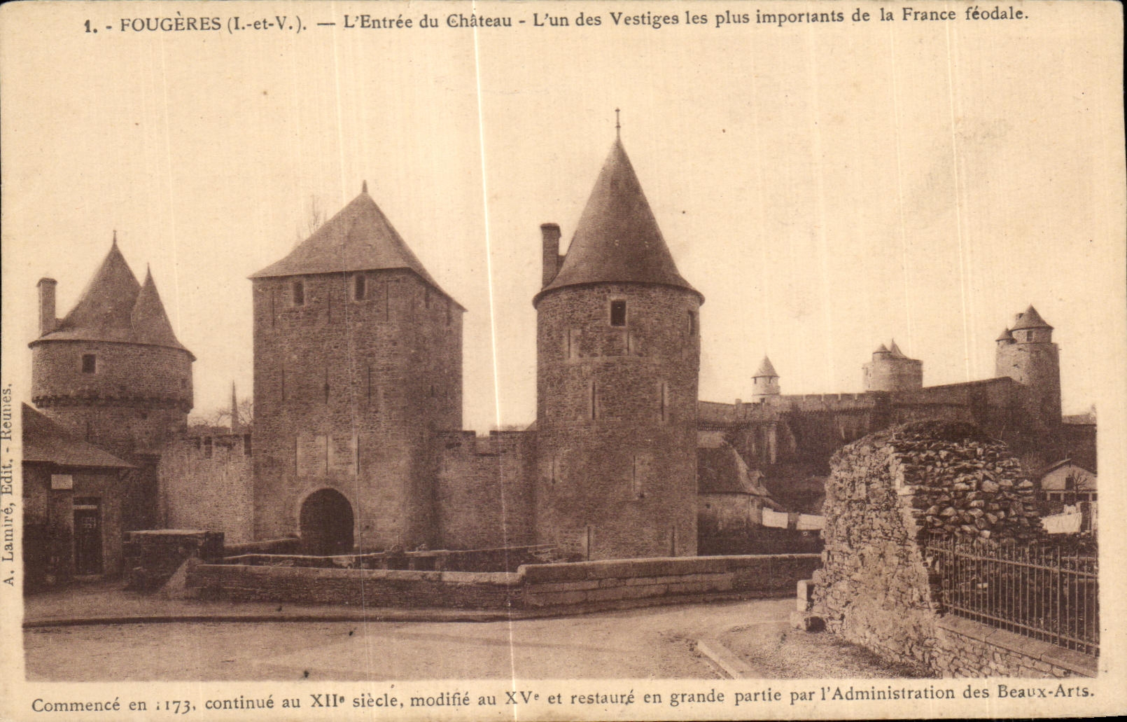 CPA Fougeres L Entree du Chateau L un des Vestiges les plus importants de la France feodale