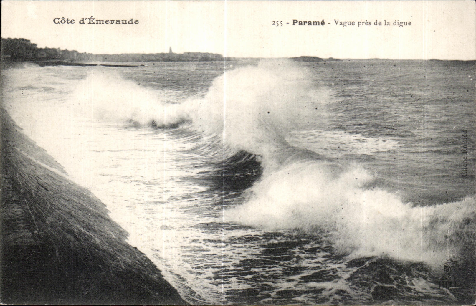 CPA Parame Vague pres de la digue Cote D Emeraude