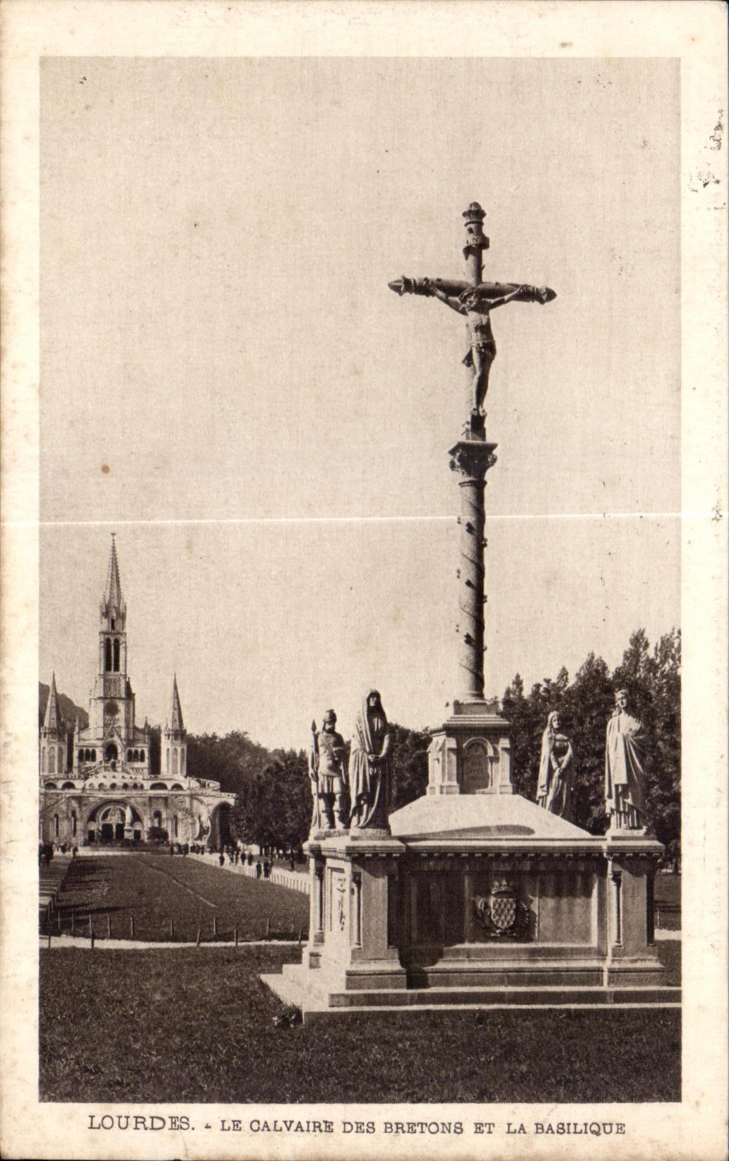 CPA Lourdes Le Calvaire Des Bretons Et La Basilique