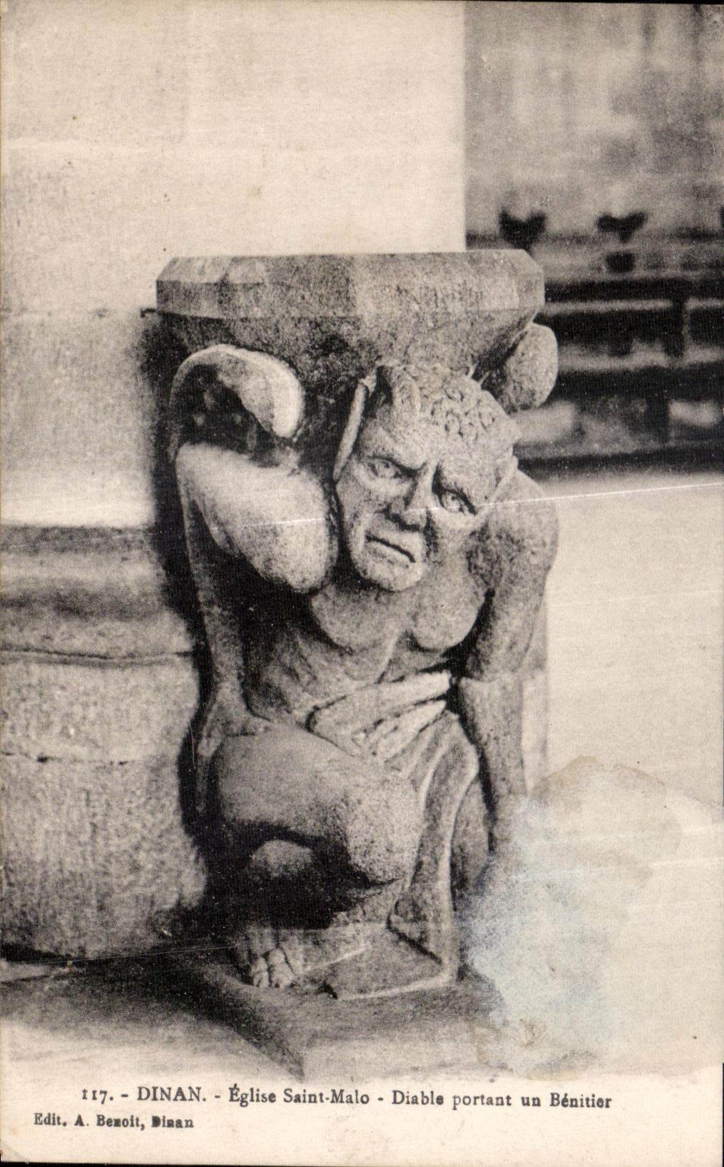 CPA Dinan Eglise Saint Malo Diable portant un Benitior