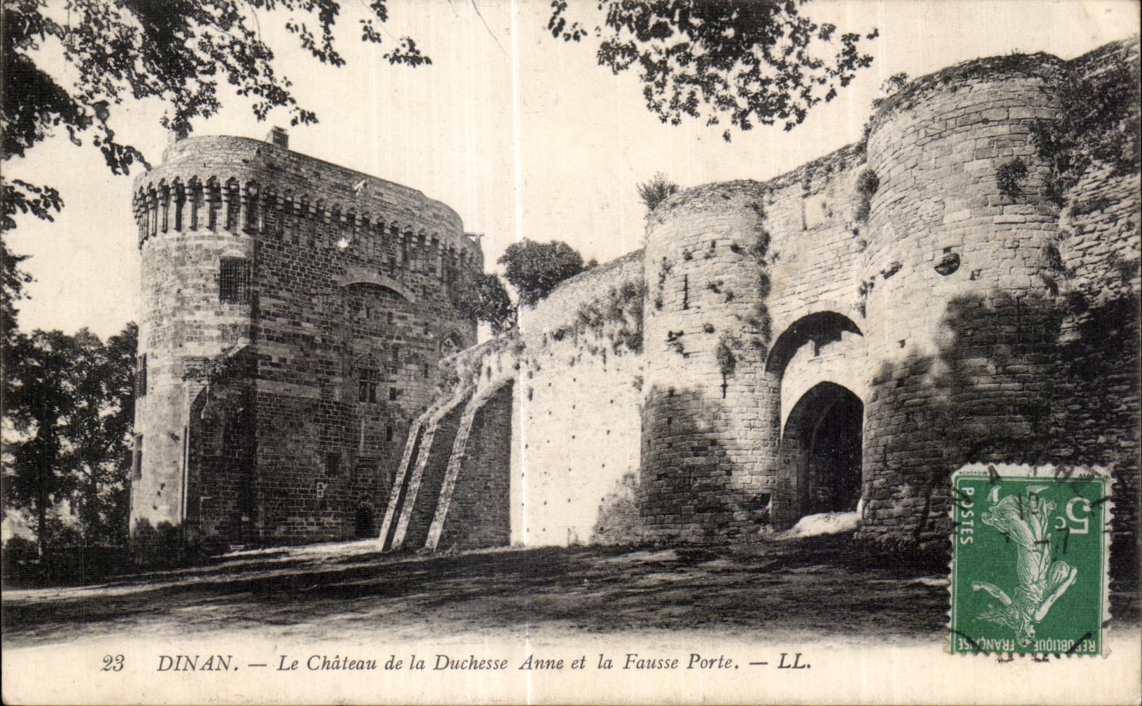 CPA Dinan Le Chateau de la Duchesse Anne et la Fausse porte