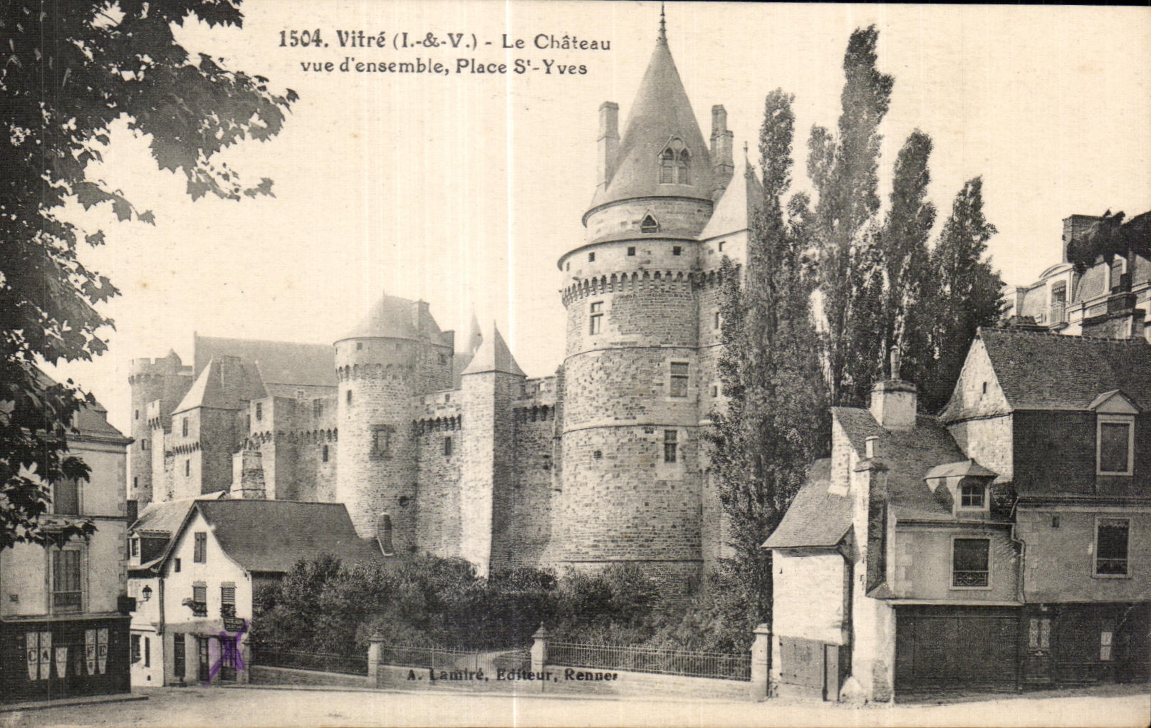 CPA Vitre Le Chateau vue d enaemble Place