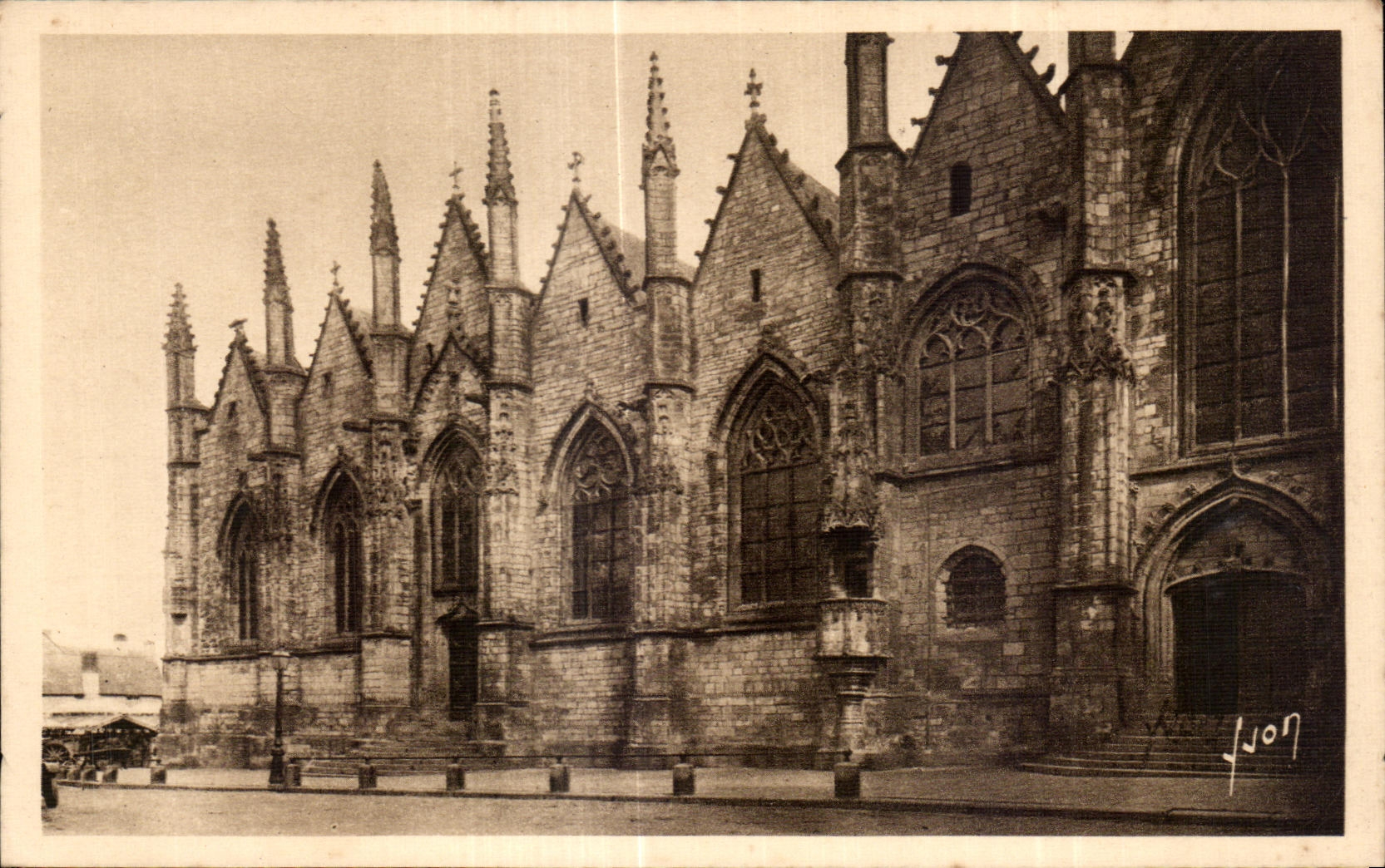 CPA Vitre (Ille et Vilaine) Eglise Notre Dame Face laterale sud
