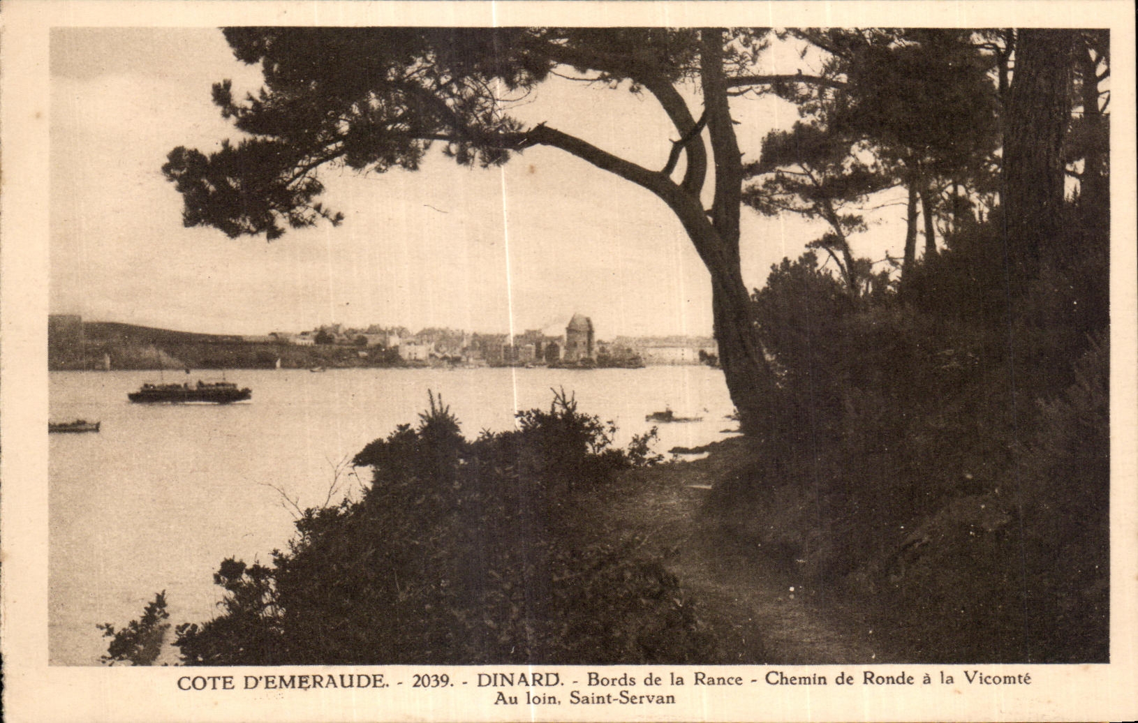 CPA Cote d emeraude Dinard Bords de la Rance Chemin de Ronde a la Vicomte Au loin Saint Servan