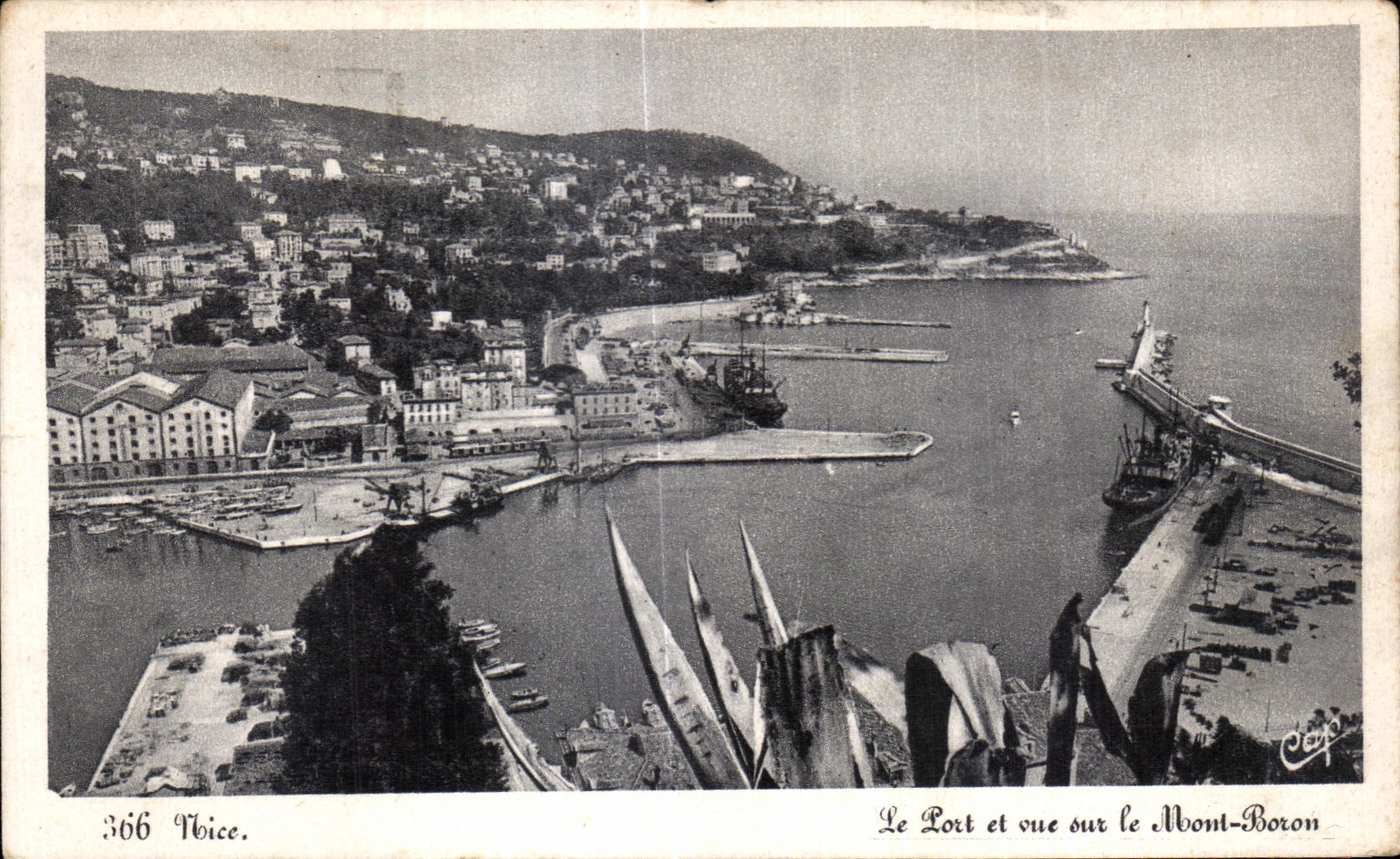 CPA Nice Le port et vue sur le Mont Boron