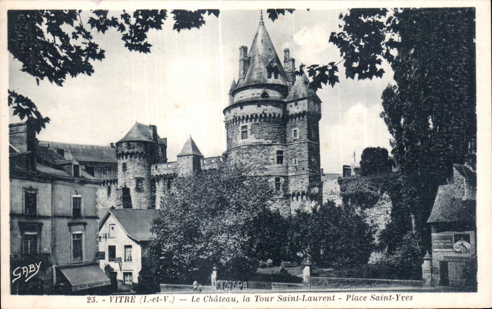 CPA Vitre Le Chateau la Tour Saint Laurent Place Saint Yxes