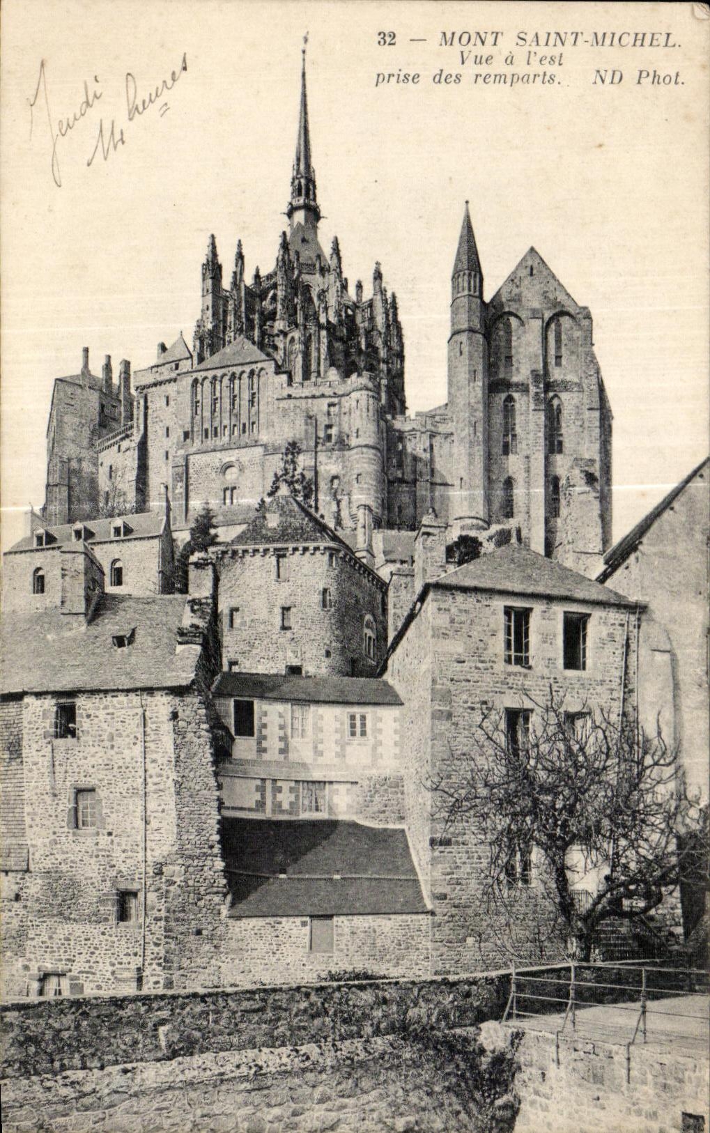 CPA Mont Saint Michel Vue I est prise des remparts