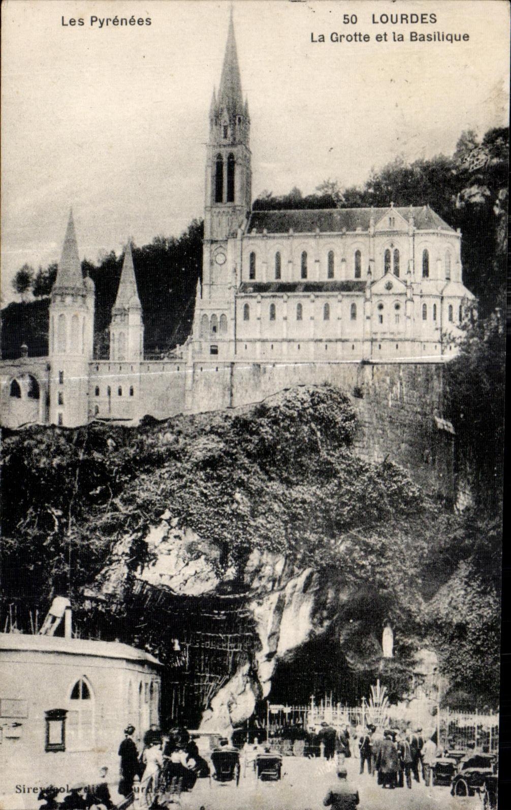 CPA Les Pyrenees Lourdes la Grotte et la Basilique