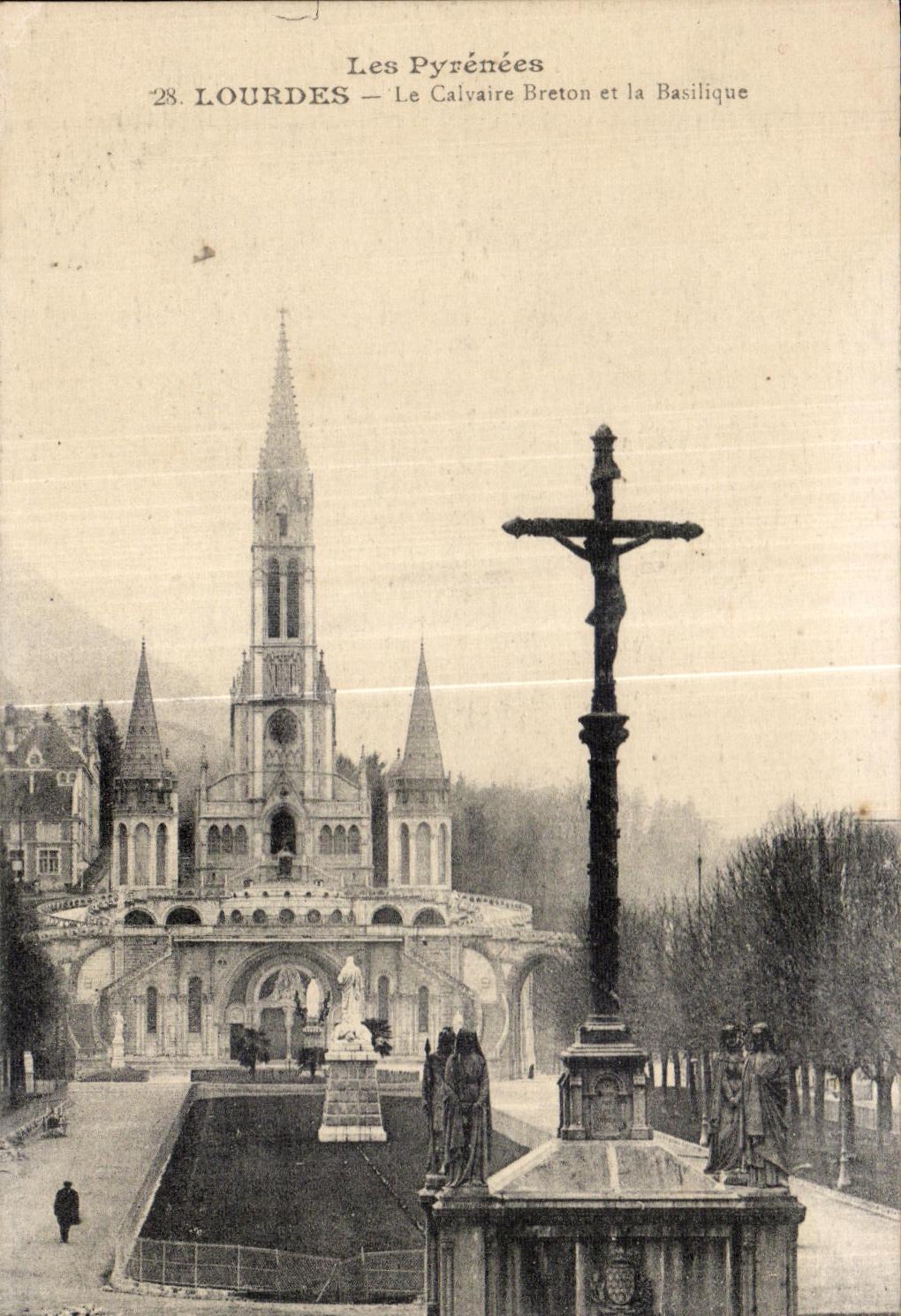 CPA Les Pyrenees Lourdes Le Calvaire Breton et la Basilique