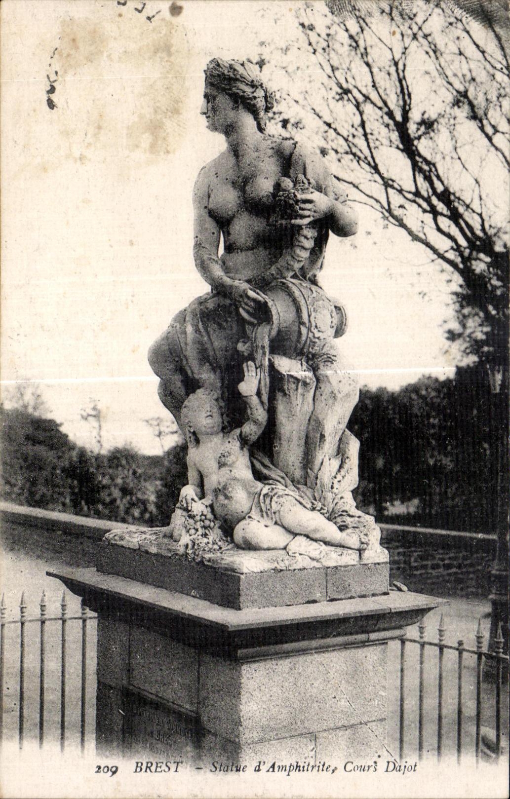 CPA Brest Statue d Amphitrite Cours Dajot