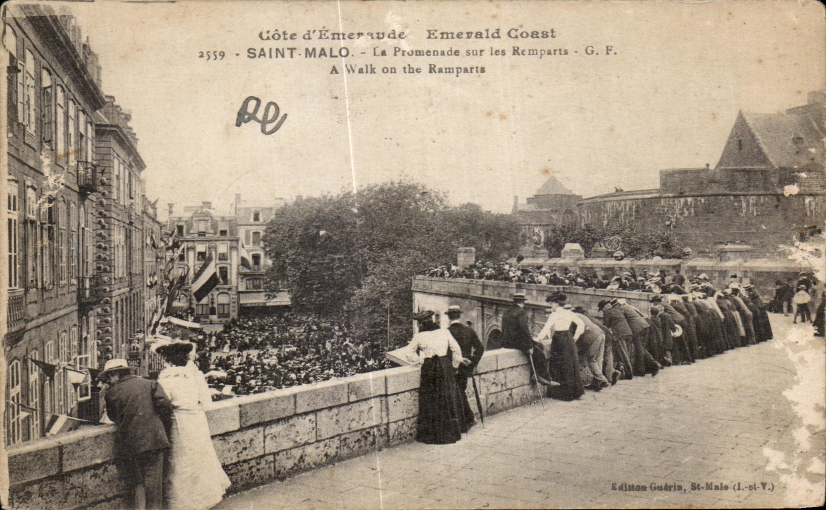 CPA St Malo the Walk on the Walls has Walk one the Ramparte