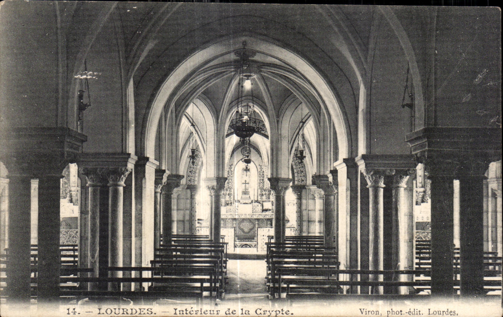 CPA Lourdes Interieur de la Crypte