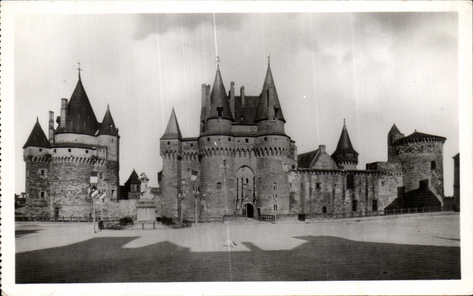 CPA Vitre Chateau des Ducs de la Tremoille Tour Saint Laurent Le Chatelet