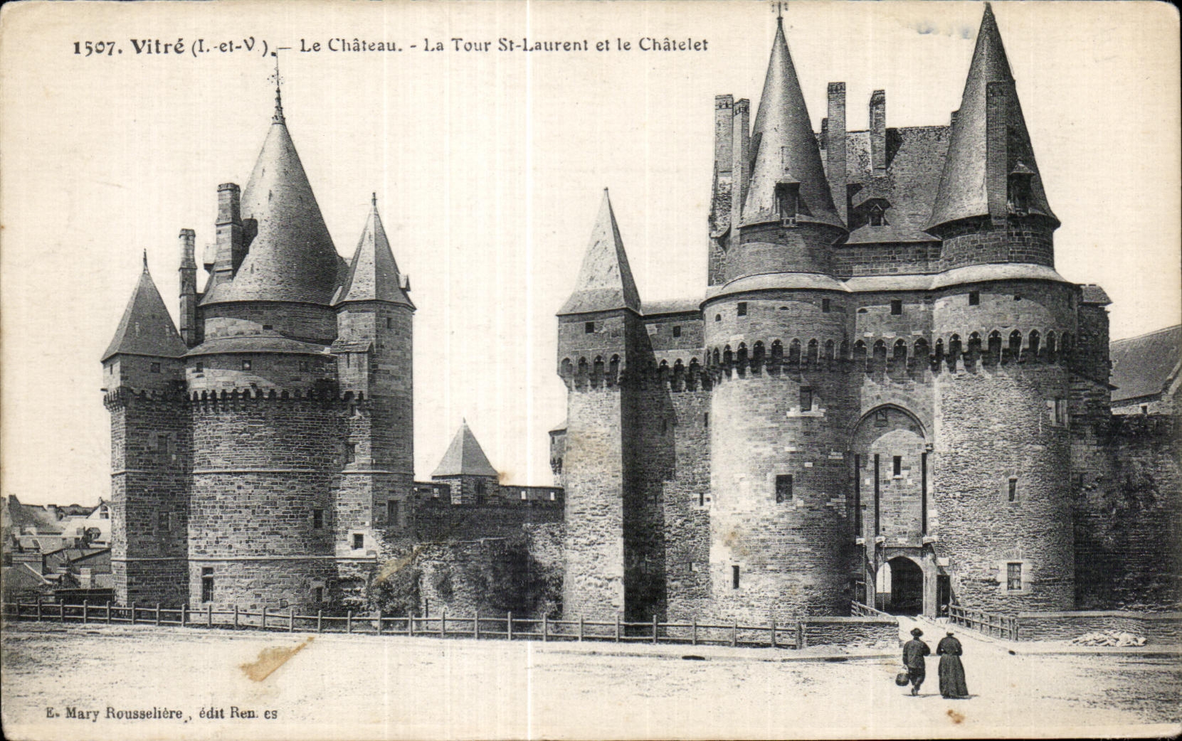 CPA Vitre Le Chateau La Tour St Laurent et le Chatelet