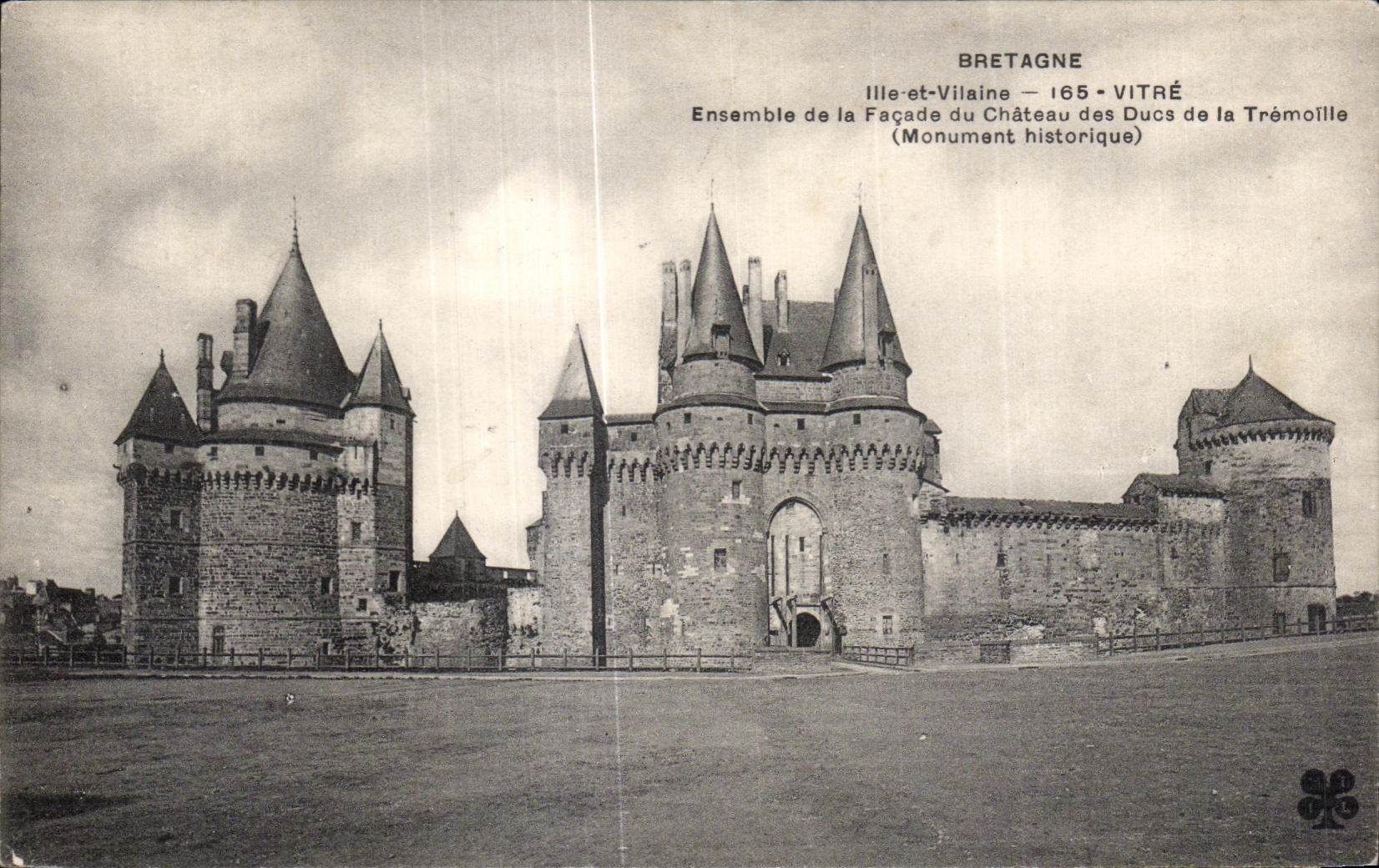 CPA Vitre Ensemble de la Facade du Chateau des Duos de la Tremoille