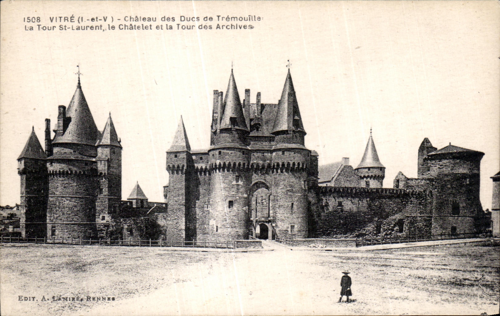 CPA Vitre Chateau des ducs de Tremouille La Tour St Laurent Le chatelet et la Tour des Archives