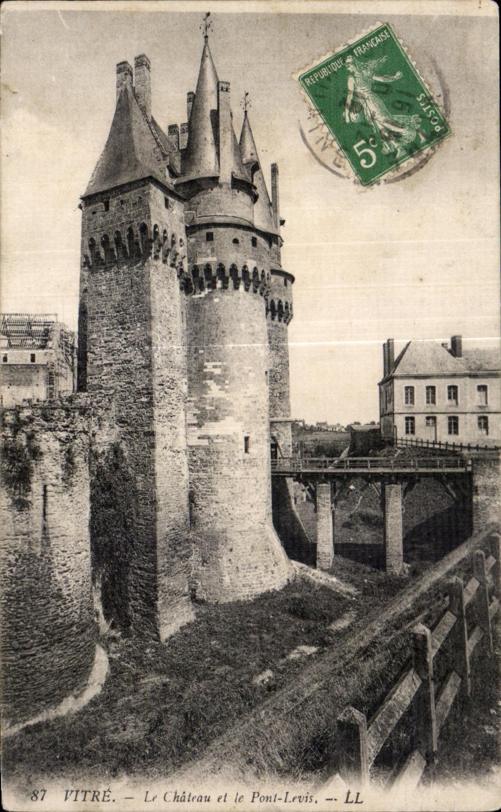 CPA Vitre Le Chateau et le Pont Levis