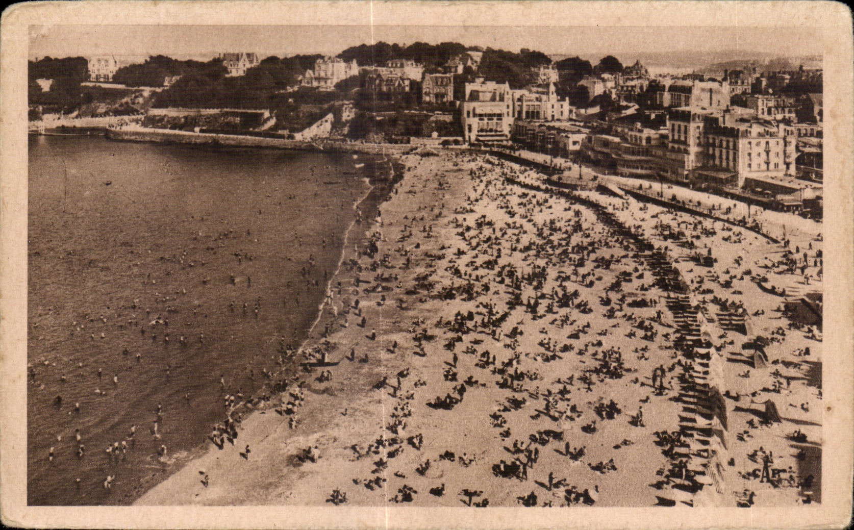 CPA Dinard La Plage a L heure du bain Vue Prise du Crystal Hotel
