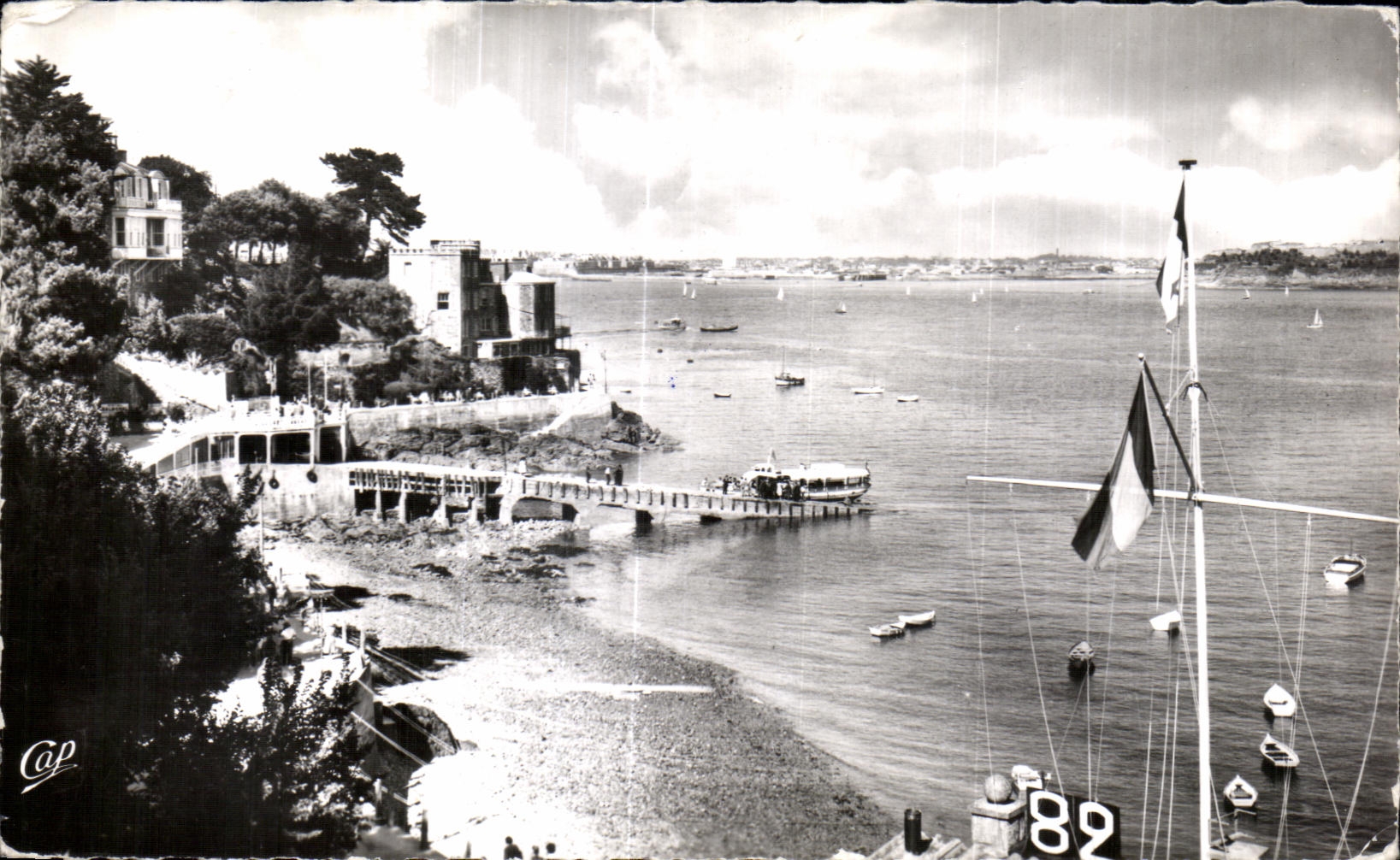 CPA Dinard Cote d Emeraude Promenade du Clair de Lune Embarcadere des Vedettes Vertes