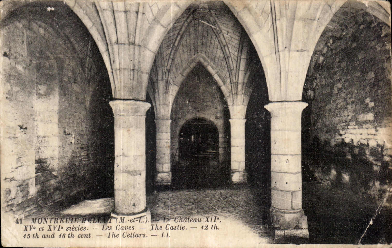 CPA Montreuil Bellay Le Chateau XV et XVI siecles Les Caves The Castle