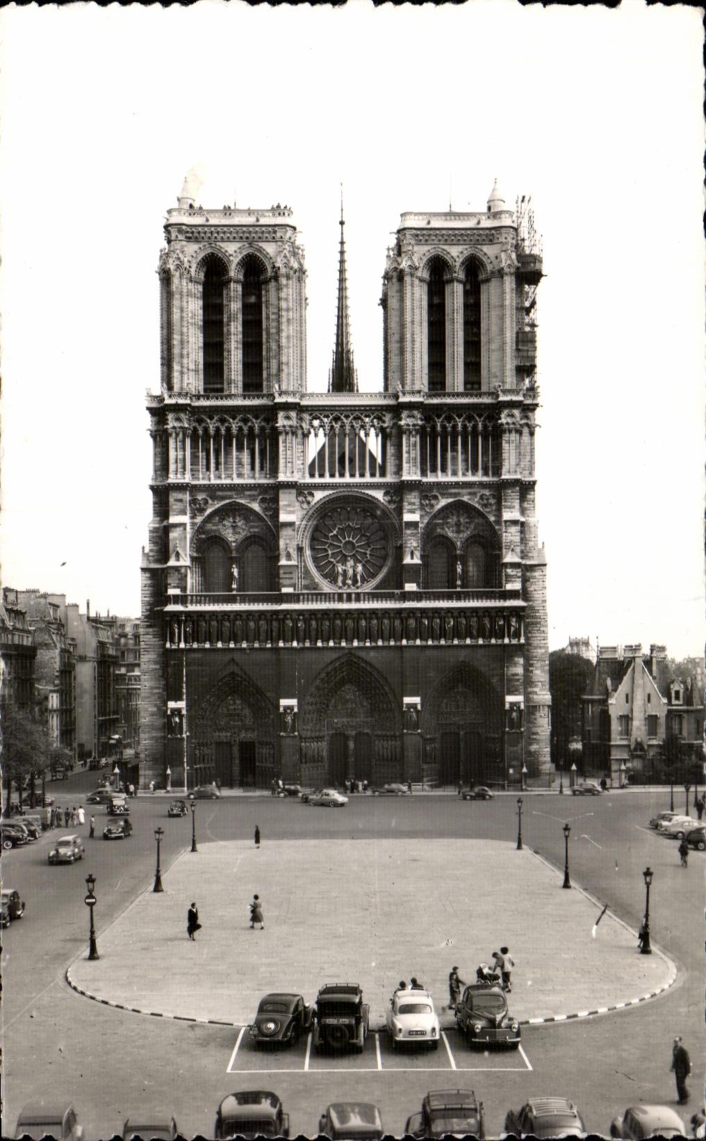 CPA Paris the Notre Dame Cathedral the Frontage and the Square