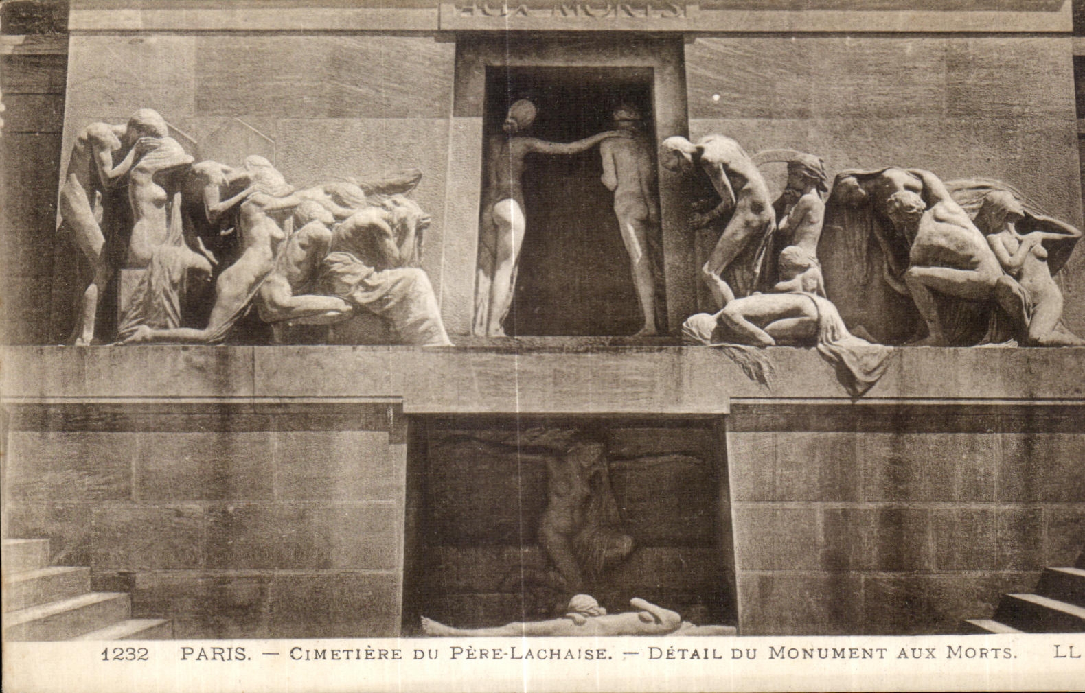 CPA Paris Cimetiere de pere lachaise Detail du Monument Aux Morts