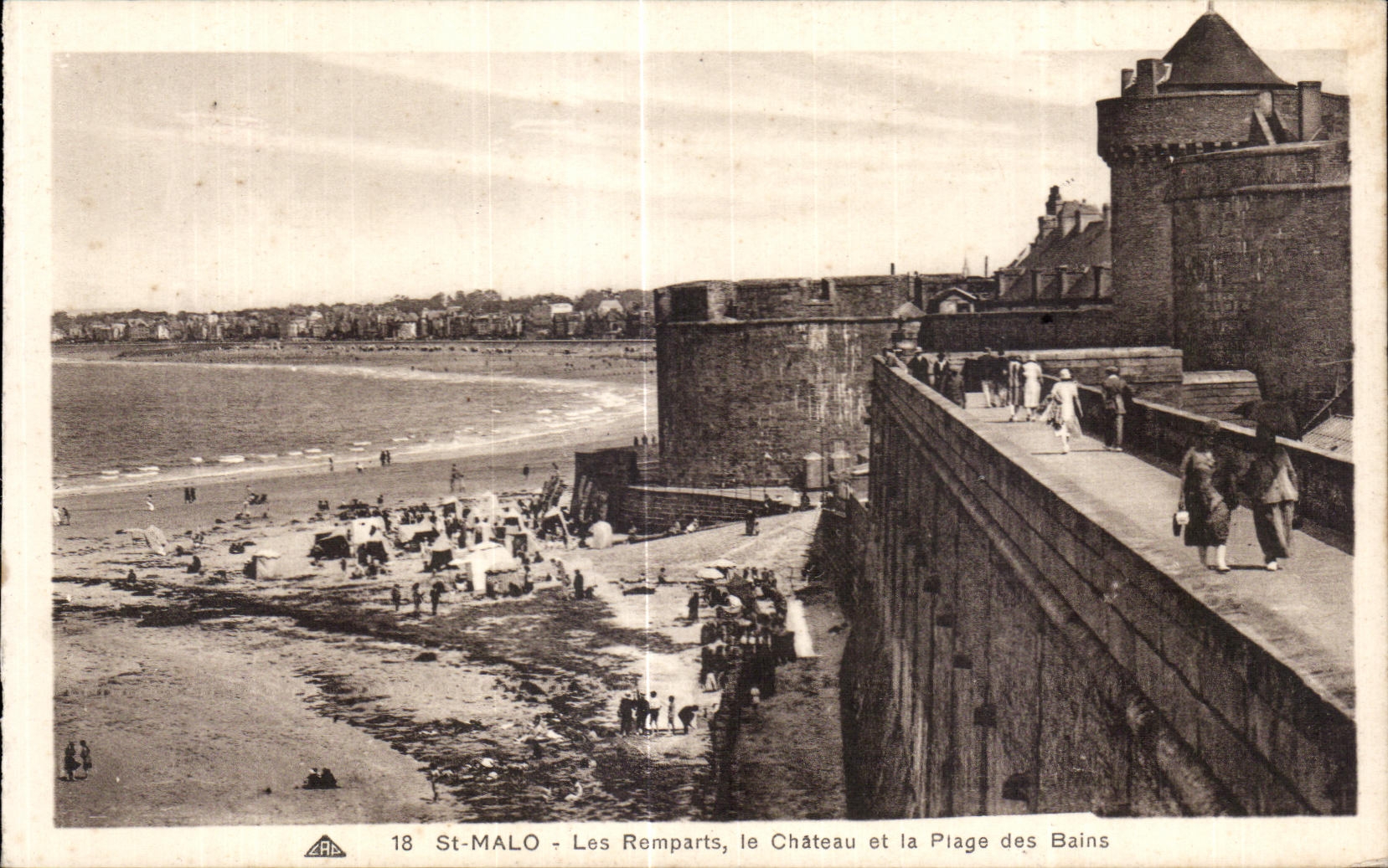 CPA St Malo Walls the Castle and the Beach of the Baths