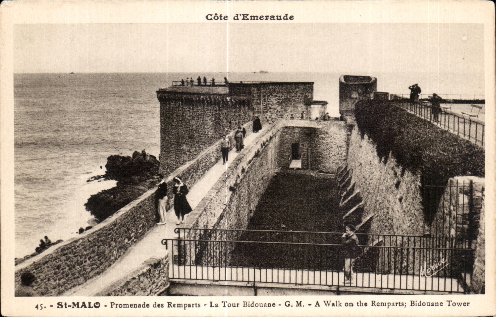 CPA Saint Malo Promenade of the Walls the Bidouane Tower has Walk one the Remparts Bidouane Tower