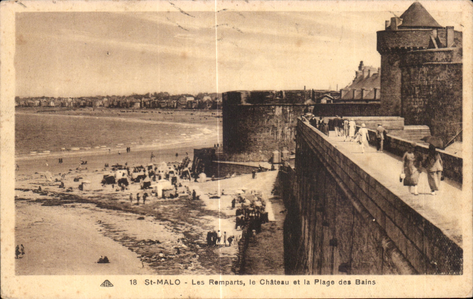 CPA Saint Malo Les Remparts Le Chateau et la Plage des Bains