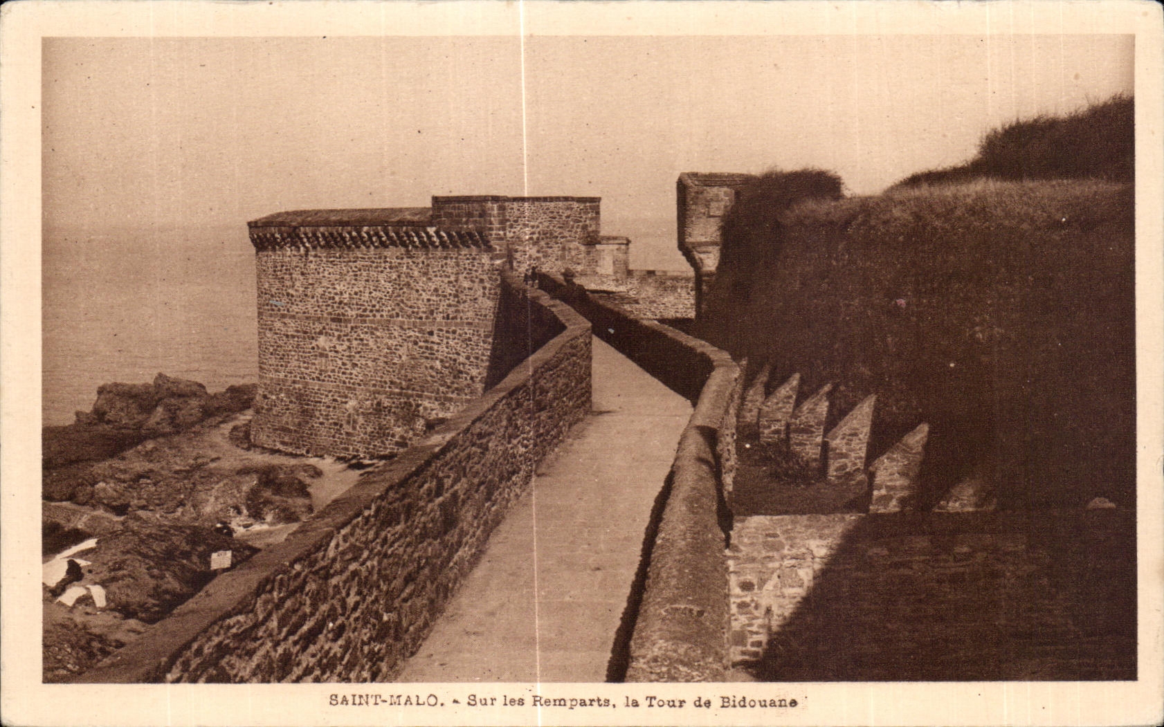 CPA Saint Malo Sur les Remparts la Tour de Bidouane