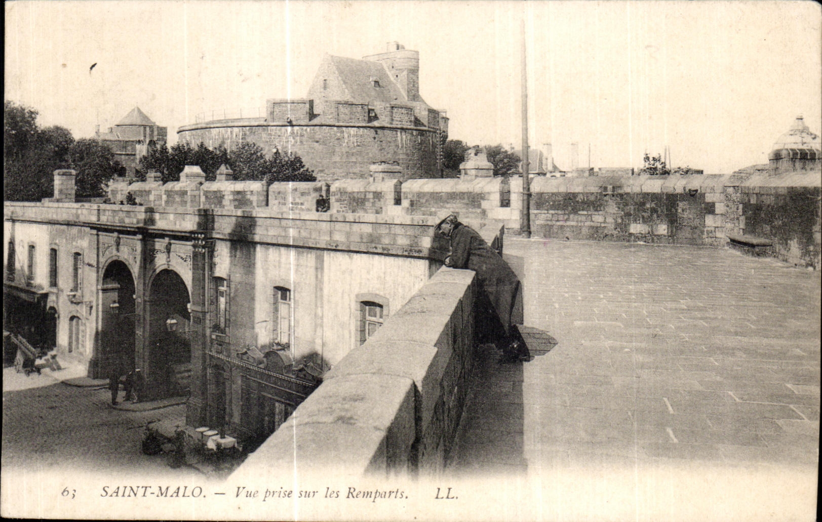 CPA Saint Malo Vue prise sur les Remparts
